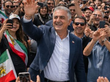 چرا پهلوی‌گرایان مخالفان خود را «چپی» می‌نامند؟