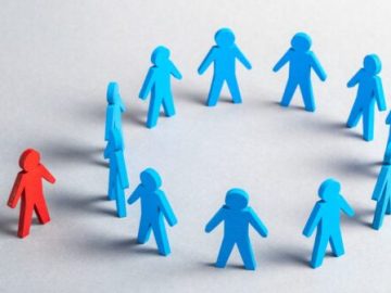 استبداد جمعی: وقتی دموکراسی به قفس تبدیل می‌شود