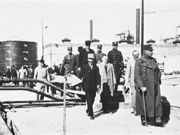 روزی که رضاخان قرارداد نفتی با انگلیس را سوزاند